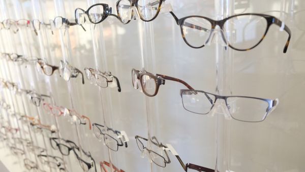 Lentes sendo montadas na armação do cliente